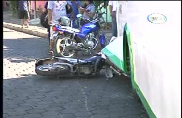 Conductor de transporte colectivo provocó grave accidente en barrio Monseñor Lezcano